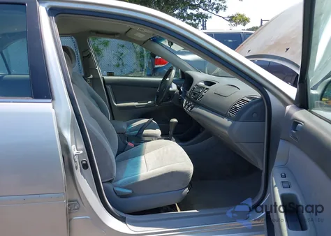 2004 Toyota Camry Le z USA, uszkodzony, nr VIN 4T1BE32K74U803215